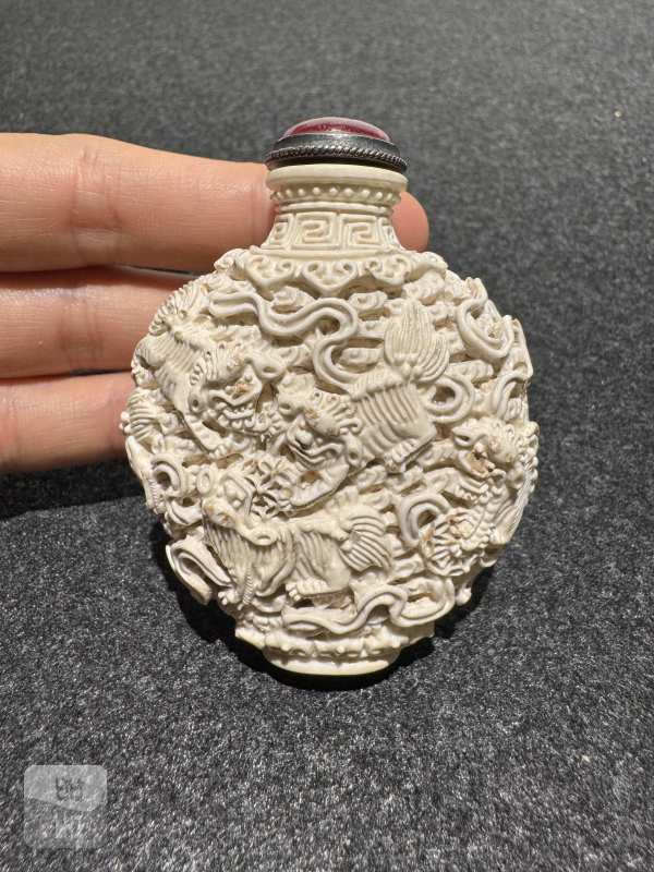 清 九狮雕瓷鼻烟壶 - 图3